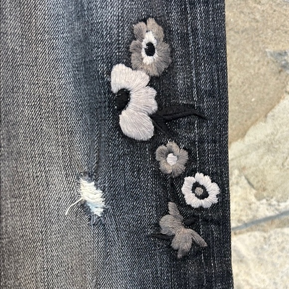 Lucky Brand Distressed Jeans - Picture 4 of 12